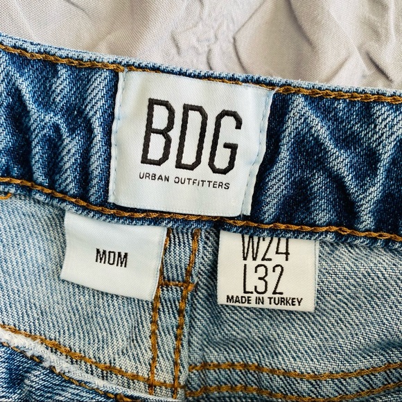 BDG by Urban Outfitters Pintuck Mom Denim Jean Blue Sz 24 - Picture 8 of 9